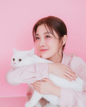 Vivi Lee Instagram - 哪張當新的大頭頭像好？😀

攝影 @dajidali 
化妝 @lilian
麻豆貓 大利