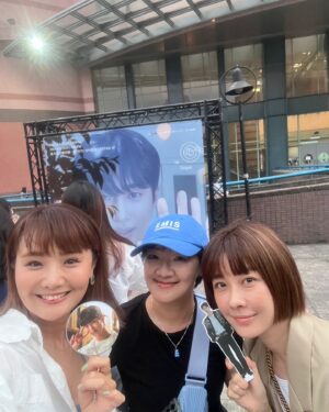 Vivi Lee Instagram - 我一直以為我已經很少女心了
但我今天跟了一個更少女心500倍的人去追星😆 @cherrie180 
整個會場就是超級正能量大爆炸🥳
一直聽到wooseok 好帥好可愛的讚嘆😄

從青春紀錄開始追 #邊佑錫
很開心看到他成為大勢超火演員
希望他接下來繼續🔥只走花路
還有一定要一直健康快樂😃

#他的皮膚好到爆炸 #背著善宰跑