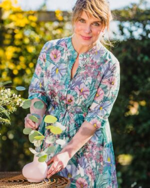 Vivian Howard Instagram - My first memory of flowers was of my mom planting many bright red geraniums each summer. I loved the way they smell, and to this day, I still plant one in a pot of my own.

The Small Driftwood Vase is just so beautiful- it gives you the opportunity to not focus so much on the flowers and more so on the vase. I spent a lot of my early life using salvaged vases, so the adult me can certainly appreciate the beauty of a vase. Someone once told me that cut flowers are art for people who don't have any money. I think this merges that idea because the vase is definitely a part of the art that is flowers.

I tend to be really keen on wild things when it comes to flower arrangements. I often put things in vases that are naturally occurring around me like flowers from ditches and lots of greenery. With this thought, no matter what time of year it is, there are always things to find to put in your vases without having to buy them.

Shop the latest addition to my @haandmade collection at haand.us 🌸