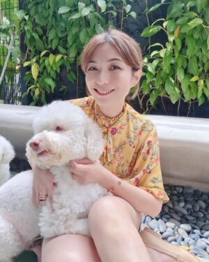 Vivian Lai Instagram - Smile and Enjoy the Weekend 🌻🌻🐶🐶

可惜我家毛小孩不赏脸！！
跟麻麻拍张照，有那么不情愿吗？？？？😅😅😅
@coco.thelagotto

Everyone 周末愉快❤️❤️🌹

#毛小孩拍照真的有難度
#毛小孩脸都很不爽
#麻麻笑容满面毛小孩脸嘟嘟
#麻麻很爱你们
#周末就是喜欢粘在一起🐶
#周末的你在干嘛
#vivianlai
#赖怡伶