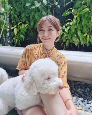 Vivian Lai Instagram - Smile and Enjoy the Weekend 🌻🌻🐶🐶

可惜我家毛小孩不赏脸！！
跟麻麻拍张照，有那么不情愿吗？？？？😅😅😅
@coco.thelagotto

Everyone 周末愉快❤️❤️🌹

#毛小孩拍照真的有難度
#毛小孩脸都很不爽
#麻麻笑容满面毛小孩脸嘟嘟
#麻麻很爱你们
#周末就是喜欢粘在一起🐶
#周末的你在干嘛
#vivianlai
#赖怡伶