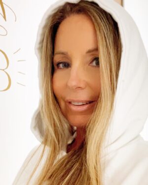 Viviana Nunes Instagram - Días de frío, días de calor, días pesados y otros no tanto….. Life is always beautiful !! 🤩🔥⭐️☀️⚡️🌦🌼🌻💫🤩