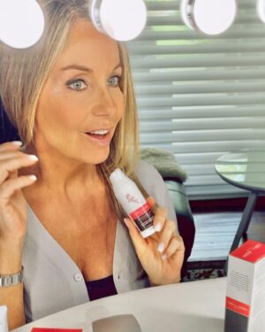 Viviana Nunes Instagram - Hoy les quiero compartir este descubrimiento en cosmética!! 🤗 @hadalabochile se ha convertido en mi línea de belleza favorita !! 👌👌

La innovadora fórmula de Hada Labo Tokyo está diseñada para reemplazar un elemento clave que la piel pierde naturalmente con el tiempo, el Ácido Hialurónico. Por lo mismo, crearon el Súper Ácido Hialurónico, una combinación única y poderosa de tres tipos de moléculas de Ácido Hialurónico, diseñadas para restaurar y fortalecer la capacidad de hidratación natural de la piel y mitigar las señales prematuras del envejecimiento.

#belleza #cosmética #pielsana