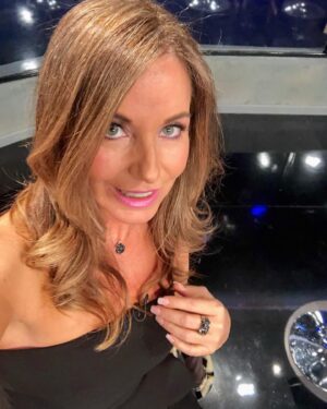 Viviana Nunes Instagram - Aquí en los preparativos para la grabación de @podemoshablarchv con las hermosas joyas de @pamelalobosjoyaspl y el enterito de la tienda @twissbymel 💕💕💕 aprovecho de agradecer como siempre a mi equipo de @peloslindosnivichi especialmente a @cotte.burgos 💕💕💕