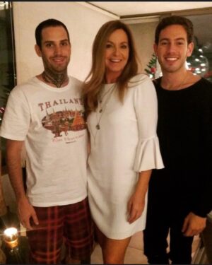 Viviana Nunes Instagram - Revisando fotos, me encontré con esta, con dos de mis cuatro hijos. La subo con nostalgia pensando en ese tiempo, cuando era tan normal juntarse en familia, abrazarse y regalonear. 🤗❤️