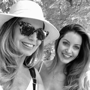 Viviana Nunes Instagram - De pronto, hay fotos que sin ser las mejores, nos evocan ciertos sentimientos que quieres retener para siempre ❤️ esta puntualmente es una de ellas, tomada en Madrid en el año 2019 en momentos de tormenta, con mi única hija 👧 @natyzerene ❤️
#madreehija #amor #familia #amistadverdadera