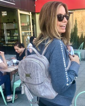 Viviana Nunes Instagram - Tratando de descansar de tanta tensión de la semana. Y aprovecho de darles el dato como para esos regalitos especiales de Pascua, me enamoró esta mochila de @seant_cueros !! Así además apoyamos nuestras Pymes !! 💕💕