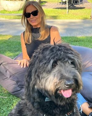 Viviana Nunes Instagram - Dicen que los perros nos enseñan que basta con sentarse al lado de alguien en silencio, para hacerle sentir mucho mejor…..That’s true !! ❤️