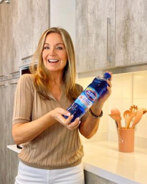Viviana Nunes Instagram - Hoy les quiero mostrar mi arma secreta para la desinfección de superficies y espacios en mi hogar. El Limpiador Desinfectante de Clorox @CloroxChile, además de dejar una fragancia exquisita, me deja confiada de que todo quedará en un 99,9% libre de virus y bacterias, 🦠🚫 porque incluso elimina el virus causante del Covid-19. 

 Sigue las instrucciones de uso.
 Fragancias disponibles: Marina y Lavanda 

#limpiadordesinfectanteclorox 
#cloroxchile 
#desinfecciónimbatible