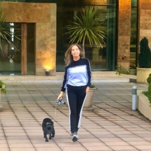 Viviana Nunes Instagram - Recordando y extrañando demasiado a mi Simón. 🐶 
Fotos comenzando la Pandemia en Chile 🇨🇱 
Les dejo el dato del precioso y comodísimo buzo de “Dishe” que se encuentra en la página de @lamarinaone 😍💕😍💕
Feliz fin de semana !! ⭐️