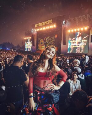 Viviana Santos Instagram - No se escucha música, se escuchan recuerdos … ó se hacen recuerdos … y eso es hermoso❤️🎶

#fep #fep2024 #estereopicnic
