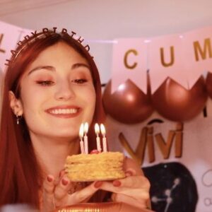 Viviana Santos Instagram - Vuelvo a cumplir años el 26 de diciembre 🥳🎂🎄... llevaba 4 años “cumpliendo” en noviembre. Había convencido a mis amigos y familia (que siempre apoyan mis locuras) de felicitarme un mes antes y de tratar este día como cualquier otro en mi vida. Esto debido a “lo que ocultan los capricornianos”, aquellos que nacemos en estas fechas sabemos que no es fácil, no solo porque se junten los regalos de Navidad y cumpleaños en uno solo (cuando uno crece, Santa casi ni se acuerda de uno, así que ese no es el problema), sino también porque la mayoría de las personas están viajando y es difícil tenernos en mente o estar presentes para celebrar con nosotros.

Sin embargo, este año me llegaron un par de señales del universo que, al discutirlo en terapia, llegamos a la conclusión de que debía aceptar mi fecha y las bendiciones que vienen con ella. Así que aquí estamos, intentándolo en un día dedicado a mí, celebrándome a mí misma, haciendo lo que me gusta y consentiéndome, porque la primera que debe estar presente para celebrar mi vida es mi propia alma, feliz de estar aquí.

Gracias a aquellos que me adelantaron las felicitaciones por no poder acompañarme hoy. Realmente ha sido muy especial sentir todo ese amor ❤️.