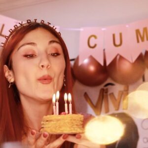 Viviana Santos Instagram - Vuelvo a cumplir años el 26 de diciembre 🥳🎂🎄... llevaba 4 años “cumpliendo” en noviembre. Había convencido a mis amigos y familia (que siempre apoyan mis locuras) de felicitarme un mes antes y de tratar este día como cualquier otro en mi vida. Esto debido a “lo que ocultan los capricornianos”, aquellos que nacemos en estas fechas sabemos que no es fácil, no solo porque se junten los regalos de Navidad y cumpleaños en uno solo (cuando uno crece, Santa casi ni se acuerda de uno, así que ese no es el problema), sino también porque la mayoría de las personas están viajando y es difícil tenernos en mente o estar presentes para celebrar con nosotros.

Sin embargo, este año me llegaron un par de señales del universo que, al discutirlo en terapia, llegamos a la conclusión de que debía aceptar mi fecha y las bendiciones que vienen con ella. Así que aquí estamos, intentándolo en un día dedicado a mí, celebrándome a mí misma, haciendo lo que me gusta y consentiéndome, porque la primera que debe estar presente para celebrar mi vida es mi propia alma, feliz de estar aquí.

Gracias a aquellos que me adelantaron las felicitaciones por no poder acompañarme hoy. Realmente ha sido muy especial sentir todo ese amor ❤️.