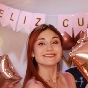 Viviana Santos Instagram - Vuelvo a cumplir años el 26 de diciembre 🥳🎂🎄... llevaba 4 años “cumpliendo” en noviembre. Había convencido a mis amigos y familia (que siempre apoyan mis locuras) de felicitarme un mes antes y de tratar este día como cualquier otro en mi vida. Esto debido a “lo que ocultan los capricornianos”, aquellos que nacemos en estas fechas sabemos que no es fácil, no solo porque se junten los regalos de Navidad y cumpleaños en uno solo (cuando uno crece, Santa casi ni se acuerda de uno, así que ese no es el problema), sino también porque la mayoría de las personas están viajando y es difícil tenernos en mente o estar presentes para celebrar con nosotros.

Sin embargo, este año me llegaron un par de señales del universo que, al discutirlo en terapia, llegamos a la conclusión de que debía aceptar mi fecha y las bendiciones que vienen con ella. Así que aquí estamos, intentándolo en un día dedicado a mí, celebrándome a mí misma, haciendo lo que me gusta y consentiéndome, porque la primera que debe estar presente para celebrar mi vida es mi propia alma, feliz de estar aquí.

Gracias a aquellos que me adelantaron las felicitaciones por no poder acompañarme hoy. Realmente ha sido muy especial sentir todo ese amor ❤️.