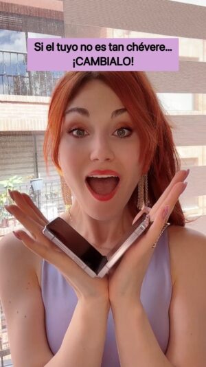 Viviana Santos Instagram - La vida es demasiado corta para conformarse con lo ‘meh’. 💁‍♀️ ¡Así como hay que  cambiar de novio cuando no es tan ‘chevere’, no dudes en cambiar de celular! 📱 El Samsung ZFlip 5 se roba el show con su versatilidad y estilo. 😎 ¿Listos para el cambio?
@samsungcolombia 
#ExpandeTuMundo 
.
.#publicidad 
.
#zflip5 #samsungzflip #samsung #humor #relaciones #relacionestoxicas