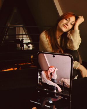 Viviana Santos Instagram - Te voy a extrañar… noches y días llenos de historias capturadas con mi #SamsungZFlip5 estaba obsesionada contigo, nunca pensé que te arrebatarían de mi lado, eras mi mejor amigo fotógrafo! 📷✨ Estas fueron de las últimas fotos que me tomaste y logré recuperar. 
Deseando que Santa te traiga de vuelta a mis manos 🎄🎁
#expandetumundo  #losquesedoblan @samsungcolombia #patrocinadosamsung