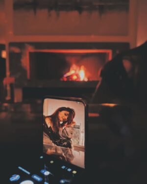 Viviana Santos Instagram - Te voy a extrañar… noches y días llenos de historias capturadas con mi #SamsungZFlip5 estaba obsesionada contigo, nunca pensé que te arrebatarían de mi lado, eras mi mejor amigo fotógrafo! 📷✨ Estas fueron de las últimas fotos que me tomaste y logré recuperar. 
Deseando que Santa te traiga de vuelta a mis manos 🎄🎁
#expandetumundo  #losquesedoblan @samsungcolombia #patrocinadosamsung