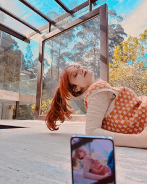 Viviana Santos Instagram - Te voy a extrañar… noches y días llenos de historias capturadas con mi #SamsungZFlip5 estaba obsesionada contigo, nunca pensé que te arrebatarían de mi lado, eras mi mejor amigo fotógrafo! 📷✨ Estas fueron de las últimas fotos que me tomaste y logré recuperar. 
Deseando que Santa te traiga de vuelta a mis manos 🎄🎁
#expandetumundo  #losquesedoblan @samsungcolombia #patrocinadosamsung