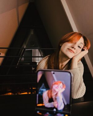Viviana Santos Instagram - Te voy a extrañar… noches y días llenos de historias capturadas con mi #SamsungZFlip5 estaba obsesionada contigo, nunca pensé que te arrebatarían de mi lado, eras mi mejor amigo fotógrafo! 📷✨ Estas fueron de las últimas fotos que me tomaste y logré recuperar. 
Deseando que Santa te traiga de vuelta a mis manos 🎄🎁
#expandetumundo  #losquesedoblan @samsungcolombia #patrocinadosamsung