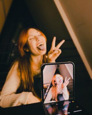Viviana Santos Instagram - Te voy a extrañar… noches y días llenos de historias capturadas con mi #SamsungZFlip5 estaba obsesionada contigo, nunca pensé que te arrebatarían de mi lado, eras mi mejor amigo fotógrafo! 📷✨ Estas fueron de las últimas fotos que me tomaste y logré recuperar. 
Deseando que Santa te traiga de vuelta a mis manos 🎄🎁
#expandetumundo  #losquesedoblan @samsungcolombia #patrocinadosamsung