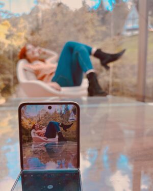 Viviana Santos Instagram - Te voy a extrañar… noches y días llenos de historias capturadas con mi #SamsungZFlip5 estaba obsesionada contigo, nunca pensé que te arrebatarían de mi lado, eras mi mejor amigo fotógrafo! 📷✨ Estas fueron de las últimas fotos que me tomaste y logré recuperar. 
Deseando que Santa te traiga de vuelta a mis manos 🎄🎁
#expandetumundo  #losquesedoblan @samsungcolombia #patrocinadosamsung