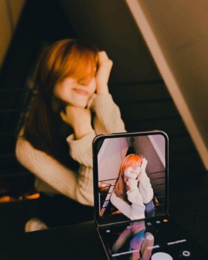 Viviana Santos Instagram - Te voy a extrañar… noches y días llenos de historias capturadas con mi #SamsungZFlip5 estaba obsesionada contigo, nunca pensé que te arrebatarían de mi lado, eras mi mejor amigo fotógrafo! 📷✨ Estas fueron de las últimas fotos que me tomaste y logré recuperar. 
Deseando que Santa te traiga de vuelta a mis manos 🎄🎁
#expandetumundo  #losquesedoblan @samsungcolombia #patrocinadosamsung