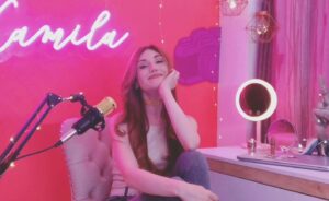 Viviana Santos Instagram - Ella es Kamila y forma parte de la nueva serie de Netflix, "LA INFLUENCER". Podría decir que es el personaje que más he disfrutado interpretar en mi carrera, y cuando la vean, sabrán por qué. Pueden ir a buscarla ya para verla, porque desde hoy todos los capítulos están disponibles en #Netflix .

Gracias miles por guiarme y permitirme darle vida a #Kamila 💕 @sitmoran #andresmarroquin @daniel_arenass #monicacifuentes @gaviriajuanfelipe  @caracoltv

💪@mariaibaneztalentmanager 💕