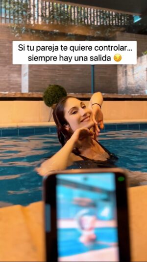 Viviana Santos Instagram - ¡Ya sabes! 😏🤭… Sumérgete en la innovación con el #SamsungZFlip5 . Resistente al agua dulce💦 hasta 1.5 metros por 30 minutos.  #ExpandeTuMundo con estilo!

😎 ¿List@ para el cambio?
Patrocinado por @samsungcolombia 
.
.#publicidad 
.
#zflip5 #samsungzflip #samsung #humor #relaciones #relacionestoxicas