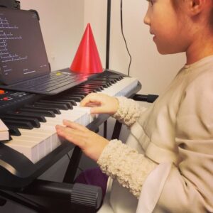 Vivien Lyra Blair Instagram - I got to go to my first concert last week. I saw @twentyonepilots  I’ve been a big fan since I was really young (I know I’m still young 😁). 

When I work I still practice music and during ObiWan I asked my piano teacher to help me with “Tear in My Heart” 

The concert was everything I could have ever wanted it to be. 

Thank you #TylerJoseph and #JoshDun I had so much fun!!