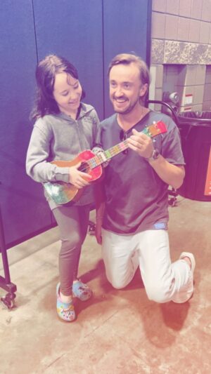 Vivien Lyra Blair Instagram - Just jamming with @t22felton at @fanexpodenver 👀

#vivienlyrablair #youngleia #obiwankenobi #denver #dracomalfoy #ukelele