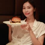 Vivien Yeo Instagram - 祝各位媽媽，還有我自己：母親節快樂❤️ 當媽媽的辛苦真的只有在自己成為媽媽之後才能真正了解。 每一位媽媽曾經也只是女孩、女兒、少女 都是需要被疼愛、被照顧、呵護和擁抱的 請好好疼愛媽媽，好好的陪伴她，因為這是我們生命裡所能做的，對母親最好的回報❤️ 媽媽們，就算成為了母親，也記得要多多愛自己哦✨