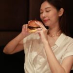 Vivien Yeo Instagram - 祝各位媽媽，還有我自己：母親節快樂❤️ 當媽媽的辛苦真的只有在自己成為媽媽之後才能真正了解。 每一位媽媽曾經也只是女孩、女兒、少女 都是需要被疼愛、被照顧、呵護和擁抱的 請好好疼愛媽媽，好好的陪伴她，因為這是我們生命裡所能做的，對母親最好的回報❤️ 媽媽們，就算成為了母親，也記得要多多愛自己哦✨
