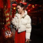 Vivien Yeo Instagram - 看圖一大家猜得到這是哪裡嗎？ 這裡經常有很多網紅、遊客來打卡 新年的時候這裡也充滿年味 所以今年我也來這裡拍些有年味的照片 和買些新年裝飾 一開始拍的照片就像圖8 、圖9 不是很多人在你旁邊，就是有個人躲在你身後😅😂 最後終於被我找到很有感覺的角度 還能成功避開人群 最後出來的感覺好好啊😍 找到好角度也需要有好朋友 @jenniferjshum 幫忙掌鏡才行，謝謝你😘😘 我們拍了20-30mins 吧 沒有拍很多 兩人加一起一共1000多張照片而已😎 快趁新年過去拍些有年味的照片吧！ #石板街