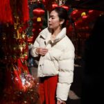 Vivien Yeo Instagram - 看圖一大家猜得到這是哪裡嗎？ 這裡經常有很多網紅、遊客來打卡 新年的時候這裡也充滿年味 所以今年我也來這裡拍些有年味的照片 和買些新年裝飾 一開始拍的照片就像圖8 、圖9 不是很多人在你旁邊，就是有個人躲在你身後😅😂 最後終於被我找到很有感覺的角度 還能成功避開人群 最後出來的感覺好好啊😍 找到好角度也需要有好朋友 @jenniferjshum 幫忙掌鏡才行，謝謝你😘😘 我們拍了20-30mins 吧 沒有拍很多 兩人加一起一共1000多張照片而已😎 快趁新年過去拍些有年味的照片吧！ #石板街