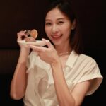Vivien Yeo Instagram - 祝各位媽媽，還有我自己：母親節快樂❤️ 當媽媽的辛苦真的只有在自己成為媽媽之後才能真正了解。 每一位媽媽曾經也只是女孩、女兒、少女 都是需要被疼愛、被照顧、呵護和擁抱的 請好好疼愛媽媽，好好的陪伴她，因為這是我們生命裡所能做的，對母親最好的回報❤️ 媽媽們，就算成為了母親，也記得要多多愛自己哦✨