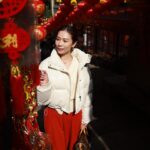 Vivien Yeo Instagram - 看圖一大家猜得到這是哪裡嗎？ 這裡經常有很多網紅、遊客來打卡 新年的時候這裡也充滿年味 所以今年我也來這裡拍些有年味的照片 和買些新年裝飾 一開始拍的照片就像圖8 、圖9 不是很多人在你旁邊，就是有個人躲在你身後😅😂 最後終於被我找到很有感覺的角度 還能成功避開人群 最後出來的感覺好好啊😍 找到好角度也需要有好朋友 @jenniferjshum 幫忙掌鏡才行，謝謝你😘😘 我們拍了20-30mins 吧 沒有拍很多 兩人加一起一共1000多張照片而已😎 快趁新年過去拍些有年味的照片吧！ #石板街
