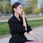 Vivien Yeo Instagram - 你以為我平時回公司時的樣子 VS 我真正回公司時的樣子🤪 （更多時候是連口紅都省下，直接戴口罩😂） 哪來那麼多時間天天化濃妝整頭啊 你以為我真的不用工作不用顧小孩啊😝 週五愉快啦❤️