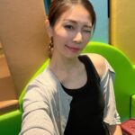 Vivien Yeo Instagram - 今天陪小孩去玩 圖一： 玩累了（我）😂， 躲在一旁休息，自娛自拍。我發現小孩有無窮的精力是可以不斷跑來跑去的。 圖二：小孩最近愛上了玩trampoline ， 太好了！他們可以在裡面跳半小時，我就坐在裡面看著他們不斷的跳就行了，沒那麼累😂 重點是這個真的放電一流，晚上會很早睡👏媽媽們應該非常明白😆 圖三： 在trampoline 裡的情況⋯⋯非常有動感😅 圖四： 哈哈哈哈哈哈⋯⋯⋯ 圖五：小孩有時可以坐定定玩，是挺好的， 媽媽可以唞下氣😝 圖六： 消耗了那麼多精力（我指的是我，被他們消耗了那麼多精力）要補回來😬 我絕對是那種每次去同一家餐廳都一定會叫回一樣的食物的人，你呢？ 🤓