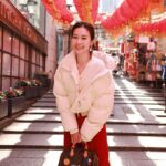 Vivien Yeo Instagram – 看圖一大家猜得到這是哪裡嗎？
這裡經常有很多網紅、遊客來打卡
新年的時候這裡也充滿年味
所以今年我也來這裡拍些有年味的照片
和買些新年裝飾

一開始拍的照片就像圖8 、圖9
不是很多人在你旁邊，就是有個人躲在你身後😅😂

最後終於被我找到很有感覺的角度
還能成功避開人群

最後出來的感覺好好啊😍
找到好角度也需要有好朋友 @jenniferjshum 幫忙掌鏡才行，謝謝你😘😘

我們拍了20-30mins 吧
沒有拍很多
兩人加一起一共1000多張照片而已😎

快趁新年過去拍些有年味的照片吧！

#石板街