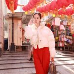 Vivien Yeo Instagram - 看圖一大家猜得到這是哪裡嗎？ 這裡經常有很多網紅、遊客來打卡 新年的時候這裡也充滿年味 所以今年我也來這裡拍些有年味的照片 和買些新年裝飾 一開始拍的照片就像圖8 、圖9 不是很多人在你旁邊，就是有個人躲在你身後😅😂 最後終於被我找到很有感覺的角度 還能成功避開人群 最後出來的感覺好好啊😍 找到好角度也需要有好朋友 @jenniferjshum 幫忙掌鏡才行，謝謝你😘😘 我們拍了20-30mins 吧 沒有拍很多 兩人加一起一共1000多張照片而已😎 快趁新年過去拍些有年味的照片吧！ #石板街