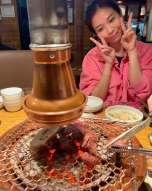 Vivien Yeo Instagram - 說實話
我真的是為了吃而飛去韓國的😆
幾乎每晚都吃韓燒

一般人去旅行手信都是買些餅之類的
我卻特地在趕去機場前買一盒炸雞
然後手提空運回香港😂

在機場的時候
很多人都向我的這盒炸雞投來注目禮
究竟是我買炸雞🍗回香港太特別？
我的運送方式太特別？（我就全程這樣用手提行李推😂）
還是炸雞的盒子上寫的字很引人注目呢？（因為我看不懂韓文）

算了啦，總之炸雞順利回到香港也順利進到我的肚子裡那就行了🍗😏✌️

圖一：專注在等吃的我

圖六： 有專人燒烤，烤豬腩肉真的烤得太好吃了，尤其是肥膏😍

圖九：我的炸雞就是這樣空運回港的😁
