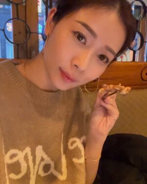 Vivien Yeo Instagram - 說實話
我真的是為了吃而飛去韓國的😆
幾乎每晚都吃韓燒

一般人去旅行手信都是買些餅之類的
我卻特地在趕去機場前買一盒炸雞
然後手提空運回香港😂

在機場的時候
很多人都向我的這盒炸雞投來注目禮
究竟是我買炸雞🍗回香港太特別？
我的運送方式太特別？（我就全程這樣用手提行李推😂）
還是炸雞的盒子上寫的字很引人注目呢？（因為我看不懂韓文）

算了啦，總之炸雞順利回到香港也順利進到我的肚子裡那就行了🍗😏✌️

圖一：專注在等吃的我

圖六： 有專人燒烤，烤豬腩肉真的烤得太好吃了，尤其是肥膏😍

圖九：我的炸雞就是這樣空運回港的😁