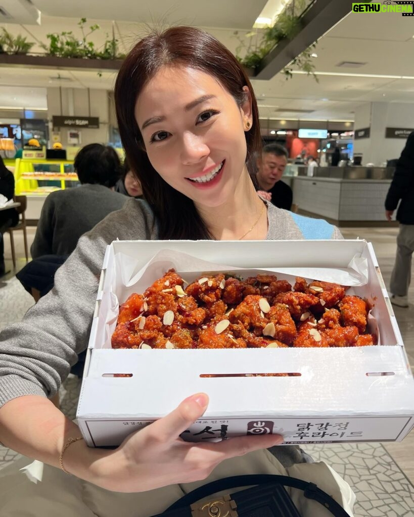 Vivien Yeo Instagram - 說實話 我真的是為了吃而飛去韓國的😆 幾乎每晚都吃韓燒 一般人去旅行手信都是買些餅之類的 我卻特地在趕去機場前買一盒炸雞 然後手提空運回香港😂 在機場的時候 很多人都向我的這盒炸雞投來注目禮 究竟是我買炸雞🍗回香港太特別？ 我的運送方式太特別？（我就全程這樣用手提行李推😂） 還是炸雞的盒子上寫的字很引人注目呢？（因為我看不懂韓文） 算了啦，總之炸雞順利回到香港也順利進到我的肚子裡那就行了🍗😏✌️ 圖一：專注在等吃的我 圖六： 有專人燒烤，烤豬腩肉真的烤得太好吃了，尤其是肥膏😍 圖九：我的炸雞就是這樣空運回港的😁
