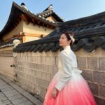 Vivien Yeo Instagram – 韓服體驗
用了1個小時選衣服給錢弄頭髮
再用了一個小時拍了300-400張照片
就讓我post 埋這次吧😝
這次很即興突然決定租韓服
家人說有點被我騙去當攝影師的感覺😂

拍後感，為什麼會有點像我以前拍古裝劇的感覺啊～😆

圖6&7 ： 其實冷得不得了
圖9 ：發現我的粉紅波鞋和韓服挺襯的✌️

好啦，開心就好😁