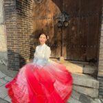 Vivien Yeo Instagram – 韓服體驗
用了1個小時選衣服給錢弄頭髮
再用了一個小時拍了300-400張照片
就讓我post 埋這次吧😝
這次很即興突然決定租韓服
家人說有點被我騙去當攝影師的感覺😂

拍後感，為什麼會有點像我以前拍古裝劇的感覺啊～😆

圖6&7 ： 其實冷得不得了
圖9 ：發現我的粉紅波鞋和韓服挺襯的✌️

好啦，開心就好😁