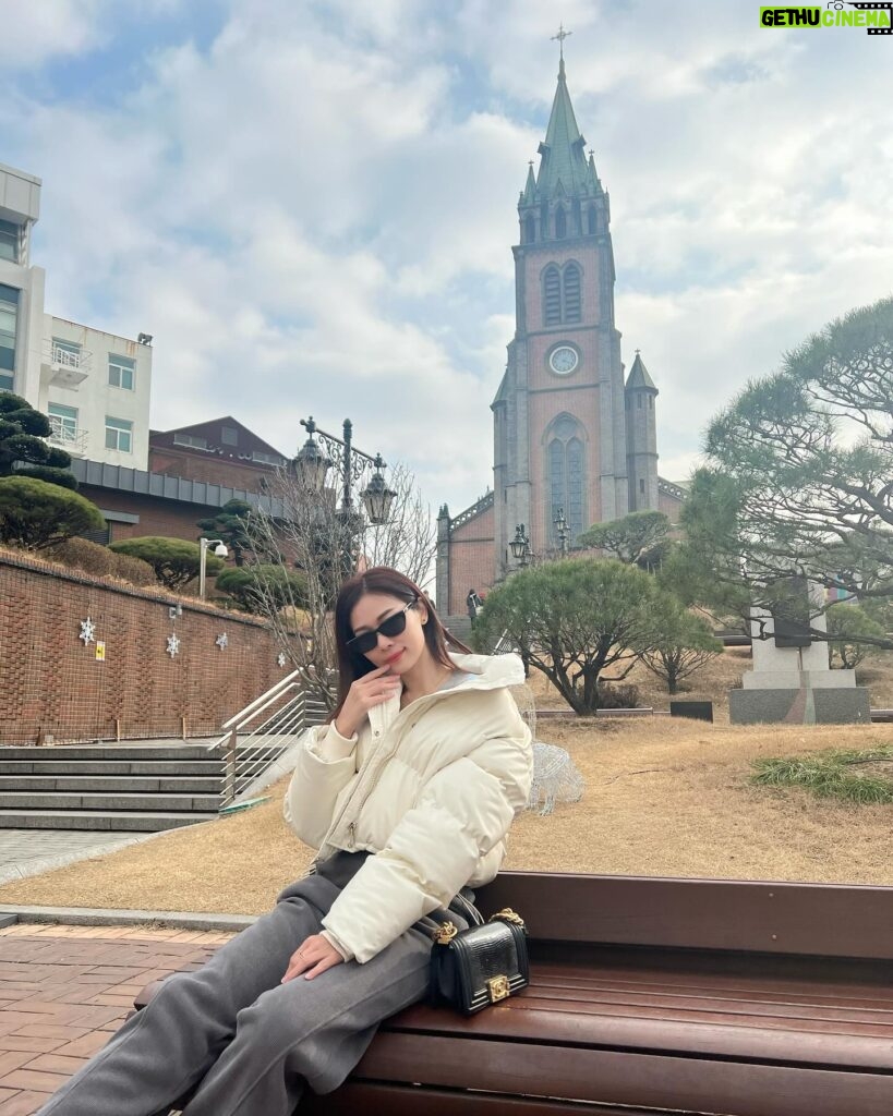 Vivien Yeo Instagram - Seoul calling ✈️✨ · In the holiday spirit and my vacation’s mode on 📸 🍜 🏯 🎵