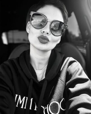 Vladimíra Erbová Instagram - …ženy, které nosí černou, žijí barevné životy …
#brounoc