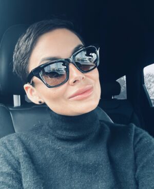 Vladimíra Erbová Instagram - Včera jsem byla mladá, krásná, chytrá a sexy - a dneska mi je zle 😂😂😂 @laoptikachomutov #milujuvtipy #hezkyden #cekankanastadaku #🖤