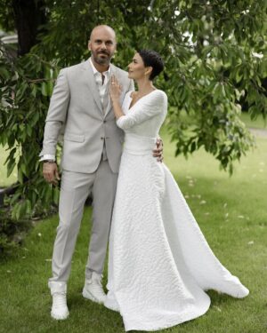 Vladimíra Erbová Instagram - Život je příliš krátký na to, aby byl člověk sám. Příliš rychlý, abychom jím plýtvali. Není možné ho vrátit ani posunout. Žijme každým okamžikem, s láskou a pokorou…
@petr_ken_hynek 
@caxa.brno 
@svatebni_centrum_caxa 
@caxa_men 
@alinavagner.mua 
@perfilova_olgha 
@fotografvazheninaelena 
@studioammi 
@maca_grafika 
@na_kmine 
@retofy_official 

Poděkování  vám všem ….🤍 #svatbanaklic #🤍