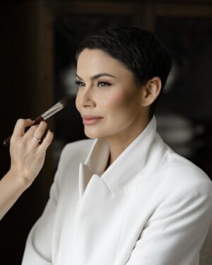 Vladimíra Erbová Instagram - Vždy jsem byla známa tím, že jsem se nerada nechala líčit… většinu života mám krátké vlasy a makeup je v mém případě velmi specifický. Je zároveň důležitý, aby se v něm žena cítila. Alinu jsem dostala na doporučení a viděli jsme se v den svatby bez zkoušky make-upu. Vše jsem nechala na ní a musím říct, že mi v konečném výsledku došla slova. Její práce se dá nazvat jedním slovem “dokonalost”. Zachovala jemnost a zároveň vytvořila ženskost. Takže dámy, pokud hledáte opravdu profíka ve svém oboru, je to právě Alina, která velmi úzce spolupracuje s fotografkou a kameramankou… tenhle tým holek je opravdu kouzelný. Holky děkuji 🤍🤍🤍 @alinavagner.mua @perfilova_olgha @fotografvazheninaelena